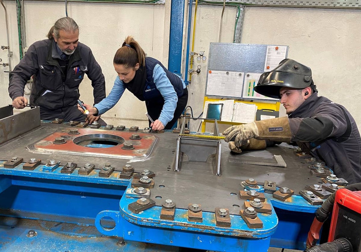 Trabajadores de Talleres Corral, en sus instalaciones en Villarrubia