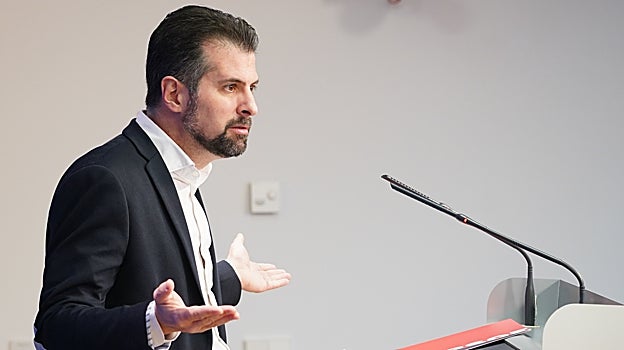 El secretario general del PSOE de Castilla y León, en su rueda de prensa en las Cortes de Castilla y León