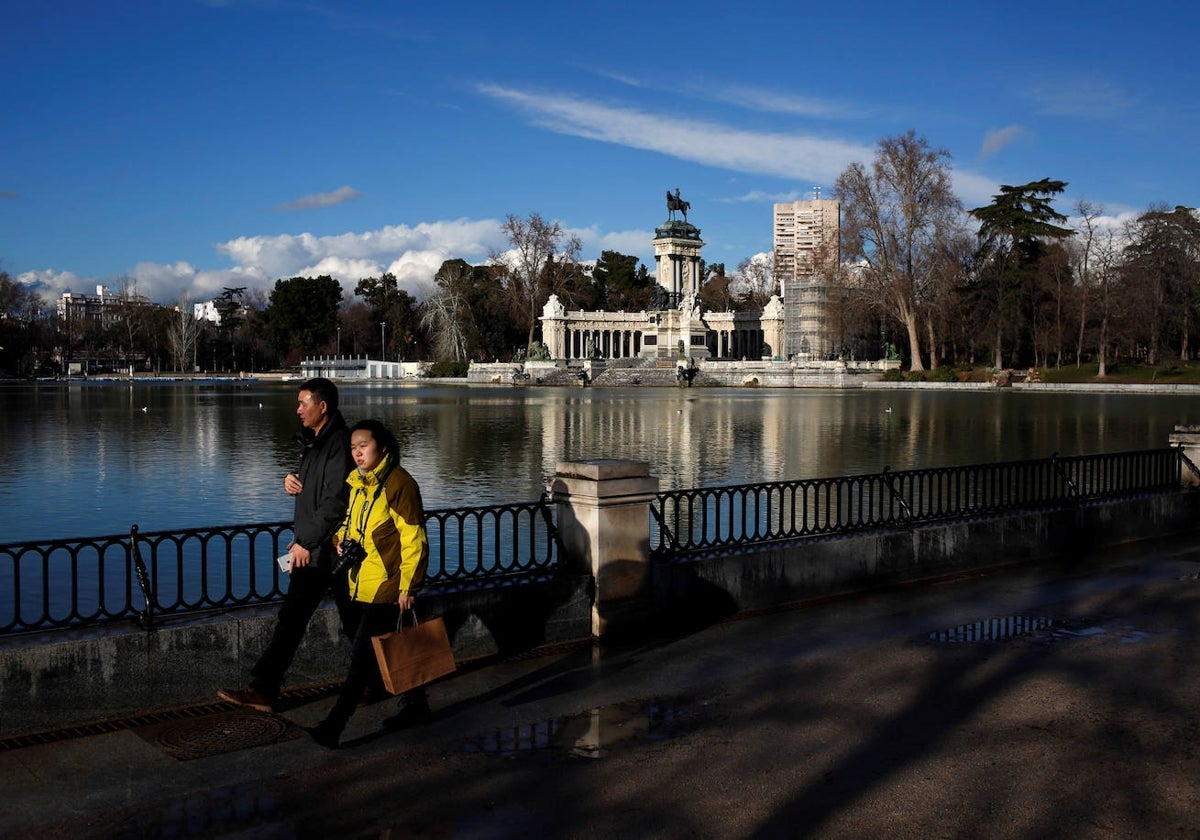 Dos turistas asiáticos pasean por el parque del Retiro