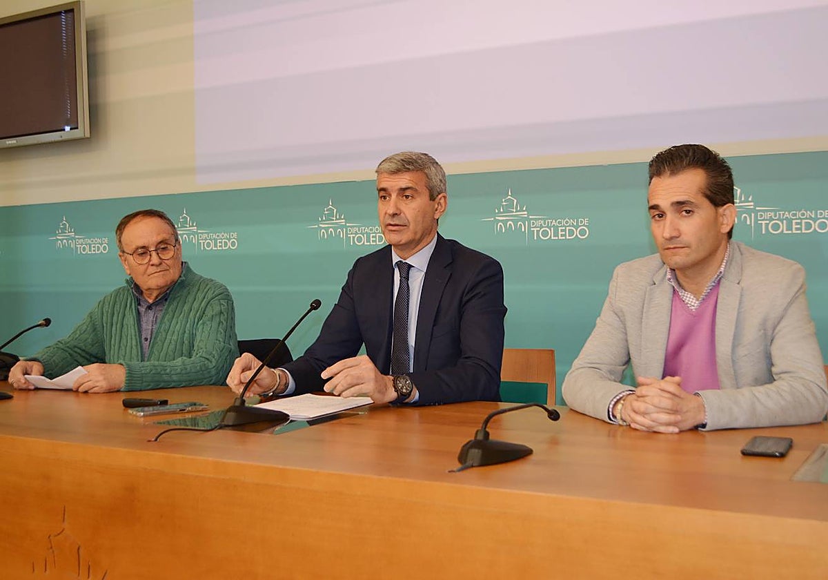 Álvaro Gutiérrez acompañado por el alcalde de Navalmoralejo y el diputado de Fomento de Empleo