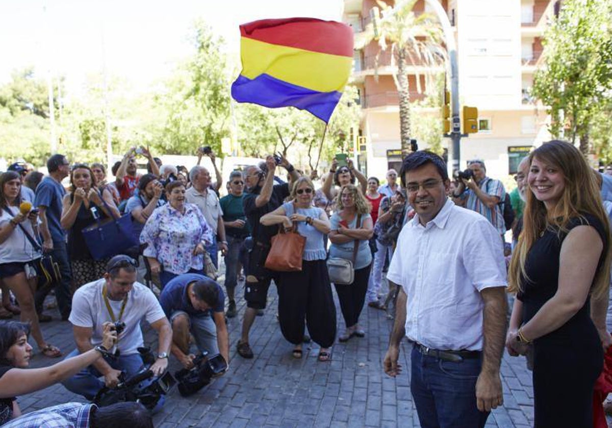 El entonces concejal Geraro Pisarello con la también concejal Janet Sanz, durante un acto de la Primavera Republicana de Barcelona