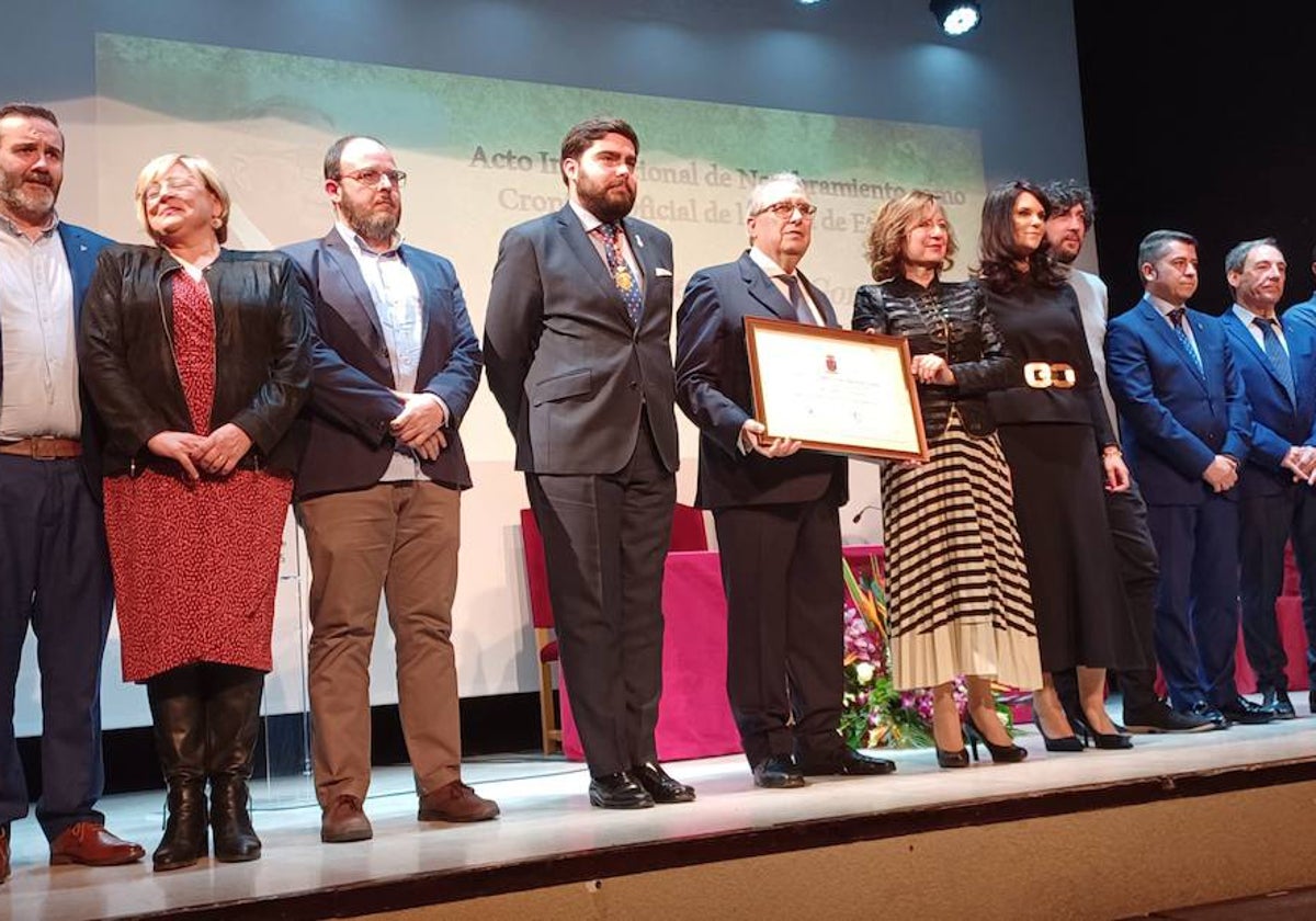 Jaime García con la alcaldesa y concejales de la Corporación