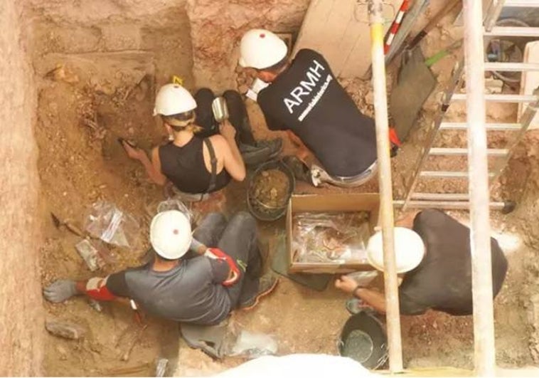 Las familias de seis republicanos asesinados en la posguerra reciben los restos en Manzanares