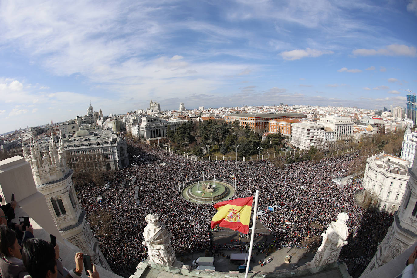 Además de los ciudadanos que han acudido a la protesta, en Cibeles se han personado representantes políticos, sindicales y de entidades sanitarias, además de los profesionales que han decidido sumarse