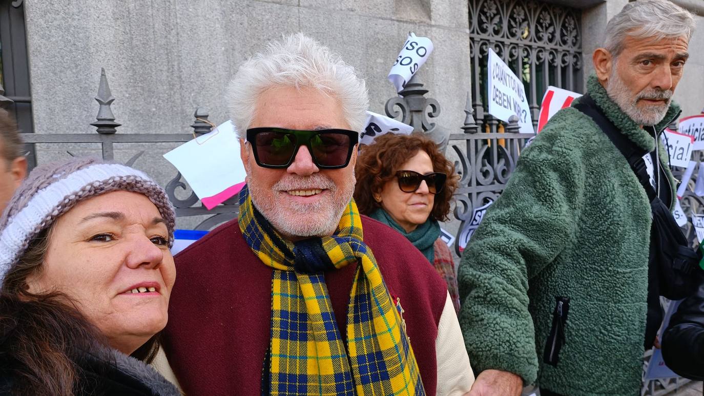 Pedro Almodóvar ha sido de los rostros conocidos presentes en la manifestación de Cibeles