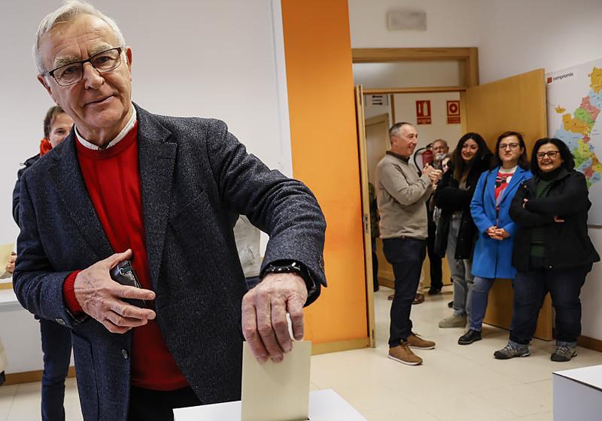El alcalde de Valencia, Joan Ribó, votando en las primarias de Compromís el pasado sábado.
