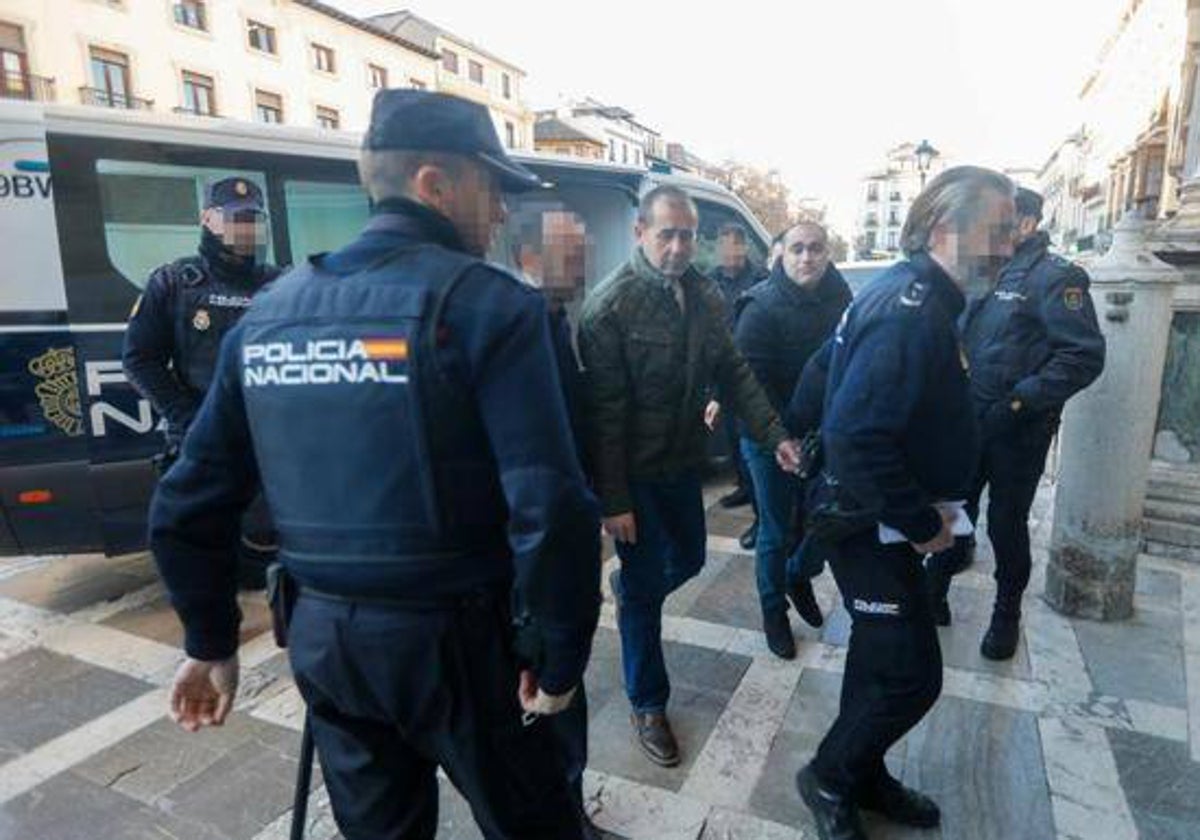 Dos de los acusados entrando en la Audiencia de Granada