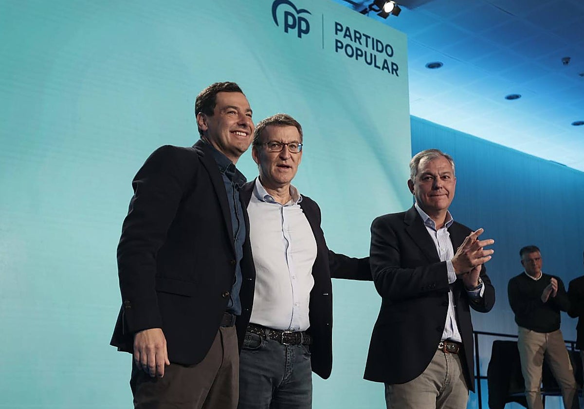 Juanma Moreno junto a Feijóo y José Luis Sanz