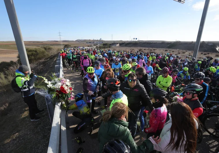 Cientos de ciclistas rinden homenaje en una emotiva marcha en Salamanca a Estela Domínguez