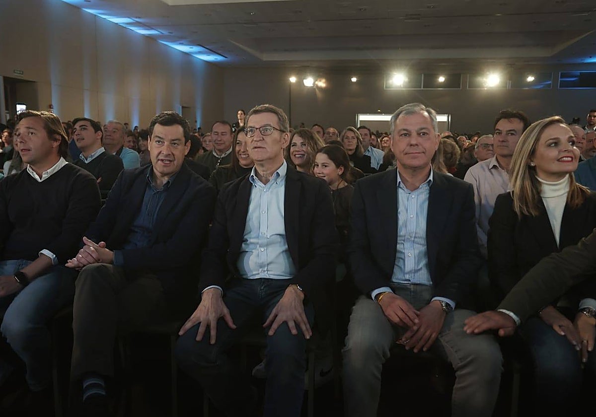 José Luis Sanz, exalcalde de Tomares y candidato del PP a la Alcaldía de Sevilla, junto a Alberto Núñez Feijoo, y el presidente de la Junta, Juanma Moreno
