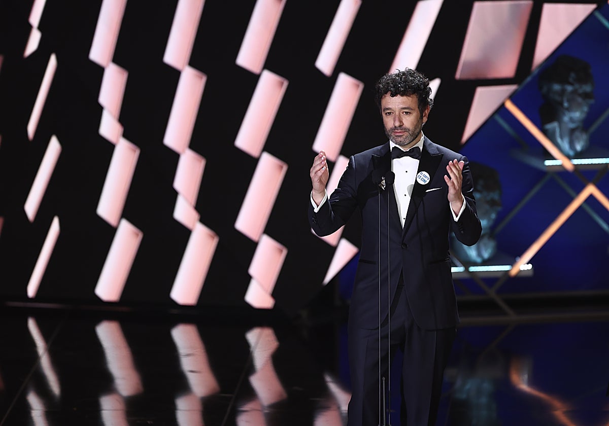 El director de 'As Bestas', al recoger el premio en Sevilla