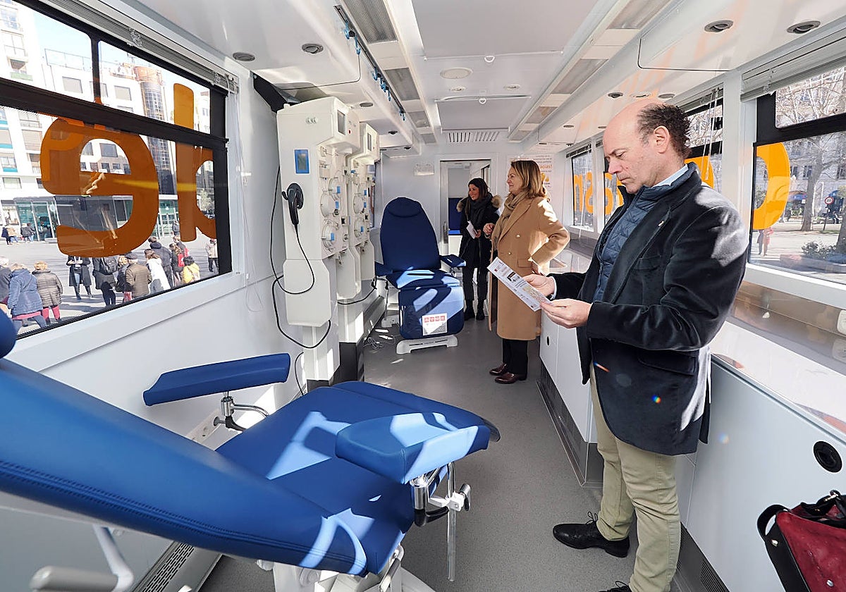 García-Cruces presenta la primera unidad móvil de España para la donación de plasma