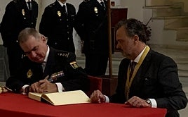 El comisario, Francisco Javier Vidal, firma en el Libro de Honor.