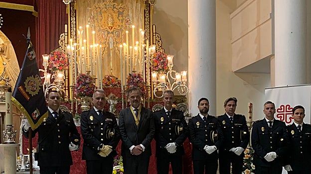 El comisario, Francisco Javier Vidal, y el hermano mayor, Alberto Jiménez, junto a otros miembros de la Policía