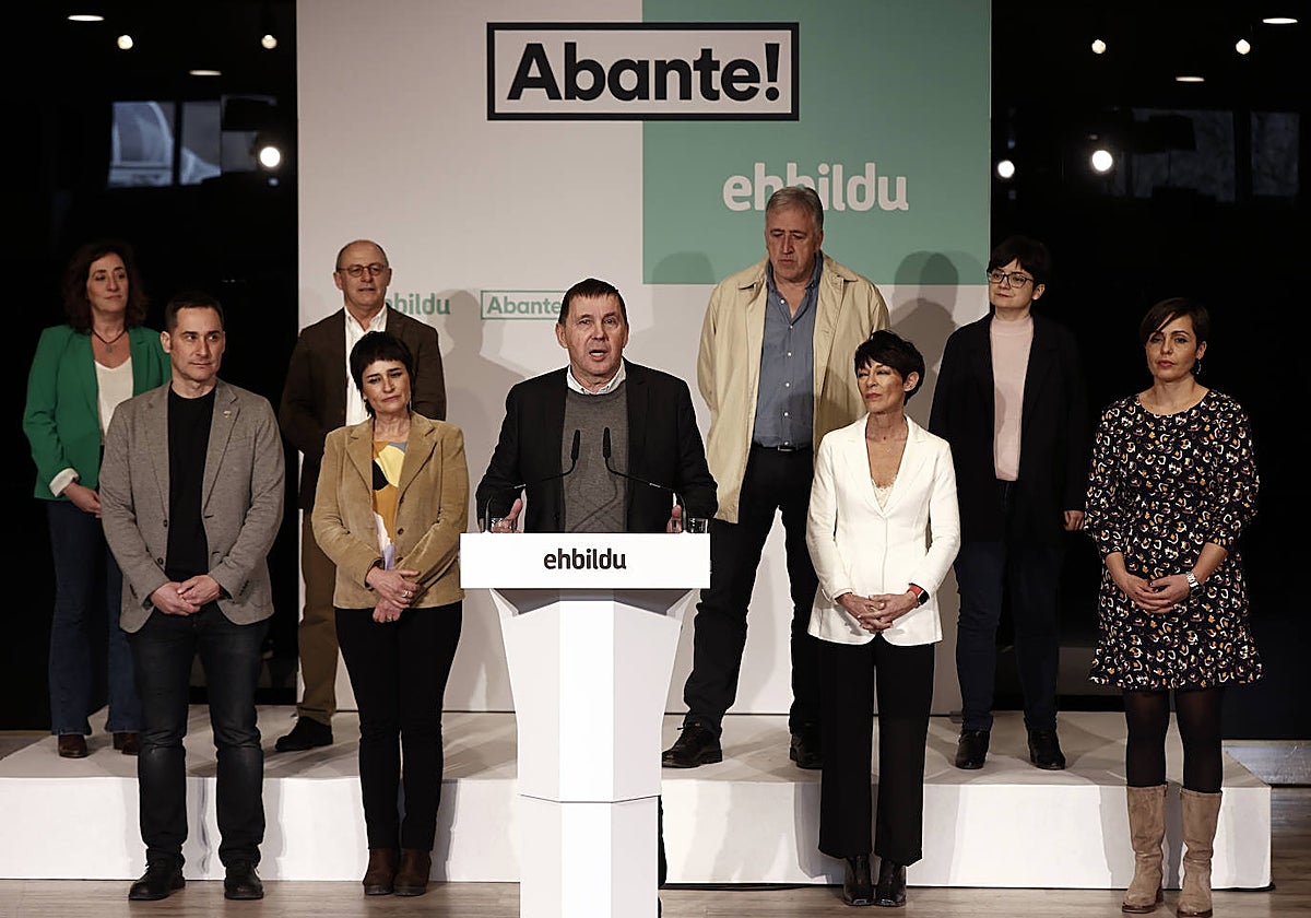 Arnaldo Otegi posa en Pamplona junto a los cabeza de lista de EH Bildu