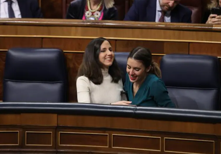 La ministras de Derechos Sociales e Igualdad, Ione Belarra e Irene Montero, en el Congreso de los Diputados durante la votación de la ley de Bienestar Animal