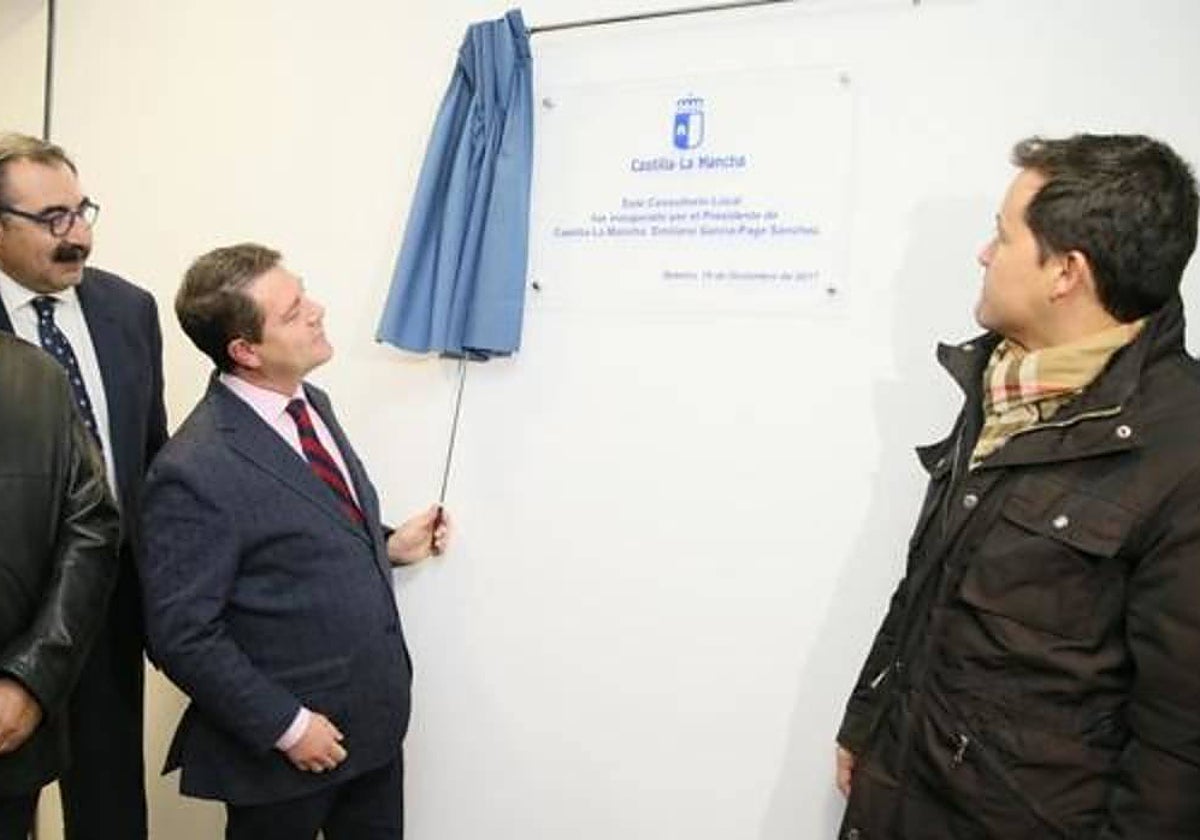 García-Page, durante la inauguración del consultorio en diciembre de 2017, acompañado por el entonces alcalde de Seseña, Carlos Velázquez
