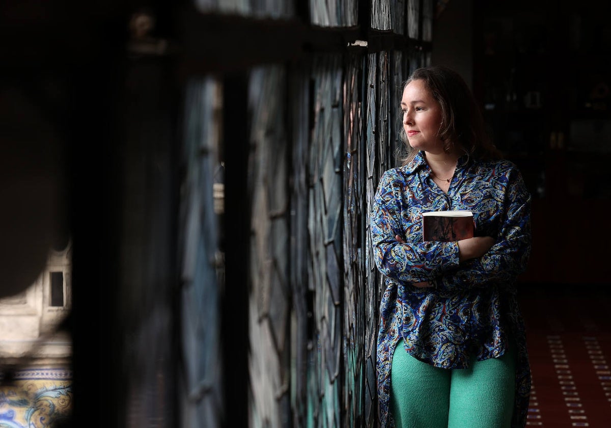 Estrella Fernández-Martos, con su libro, en el Real Círculo de la Amistad