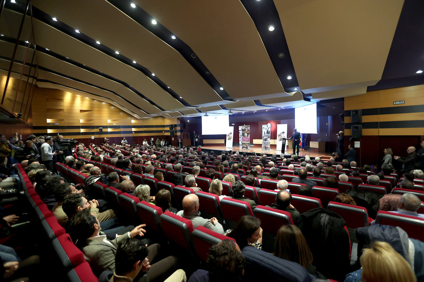 El emotivo homenaje a El Cordobés, en imágenes