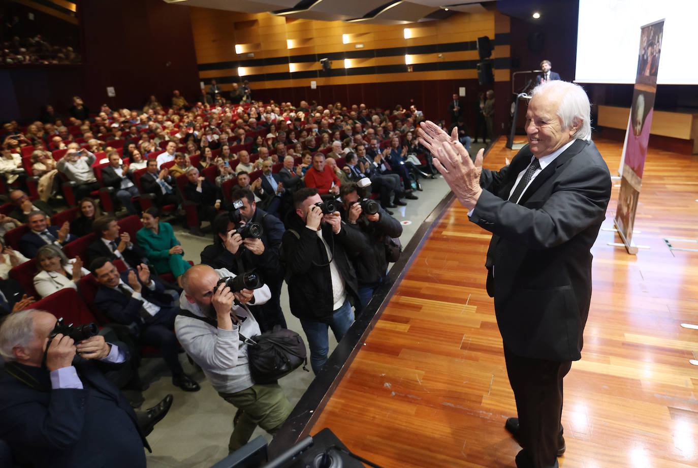 El emotivo homenaje a El Cordobés, en imágenes