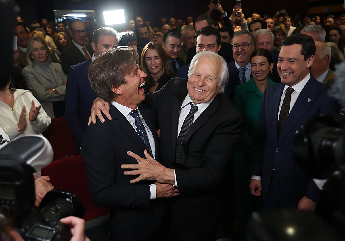 El homenajeado junto a su hijo Manuel Díaz y al presidente de la Junta