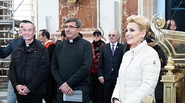 La cantante, durante su visita a la Basílica de Valencia.