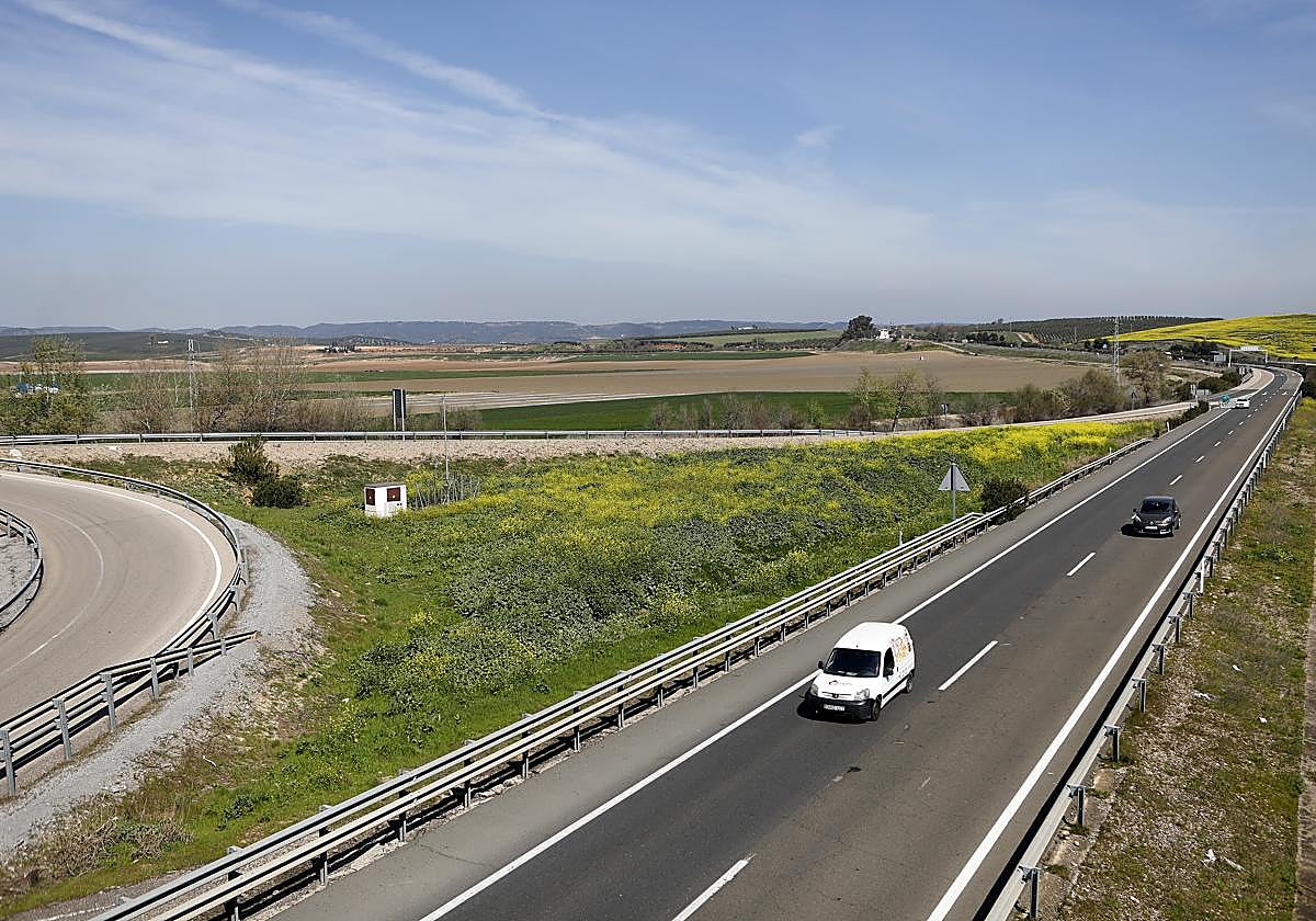 A la derecha, suelos que ocupará la Base Logística y el parque anexo