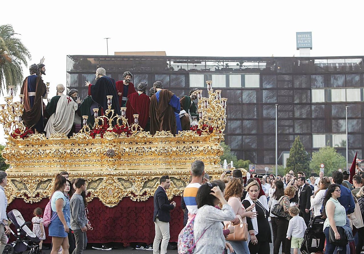 El misterio de la Sagrada Cena cruza la avenida de Vallellano