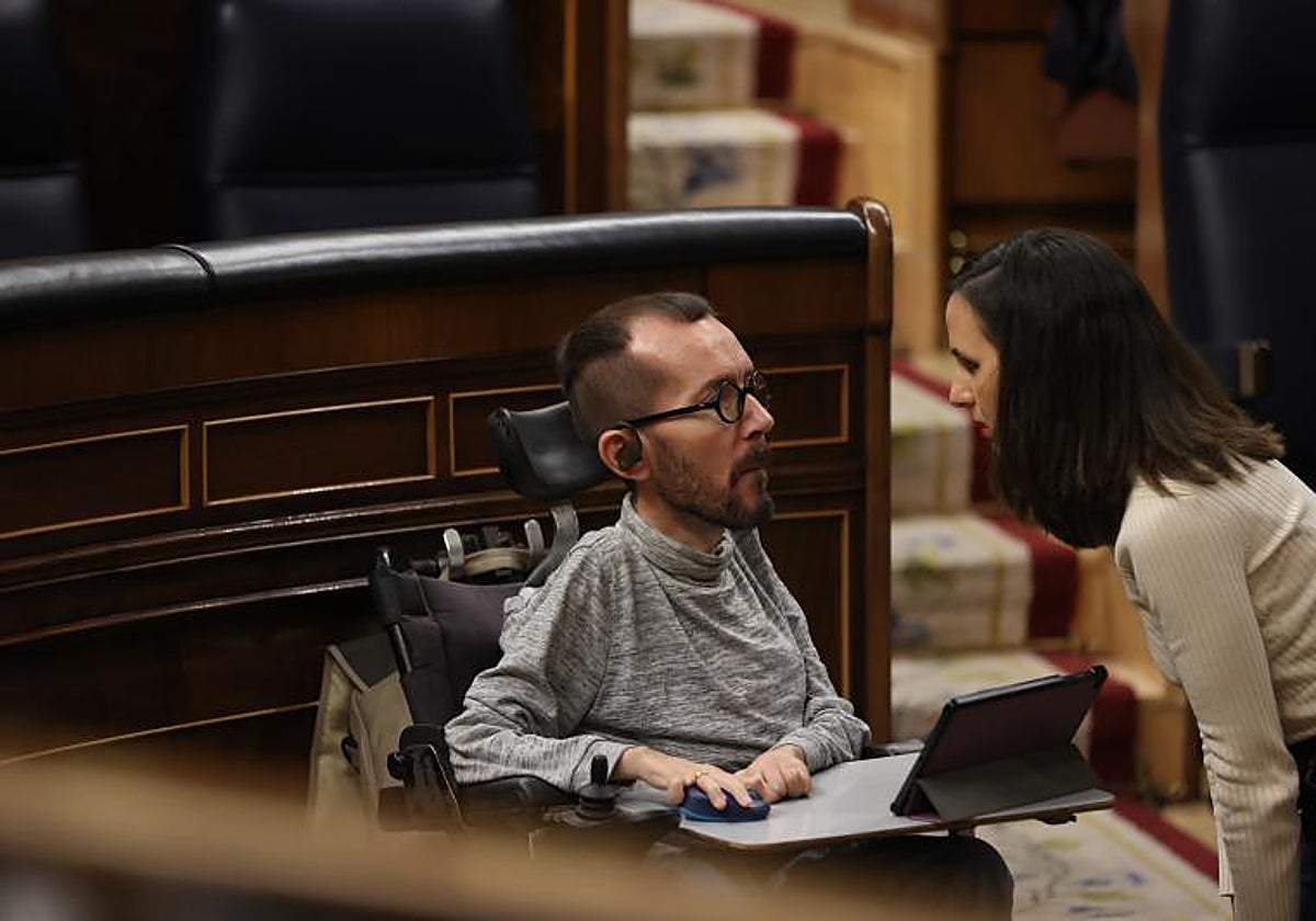 El portavoz de Unidas Podemos en el Congreso, Pablo Echenique, habla con la ministra y líder de Podemos, Ione Belarra, durante la votación de la ley de bienestar animal