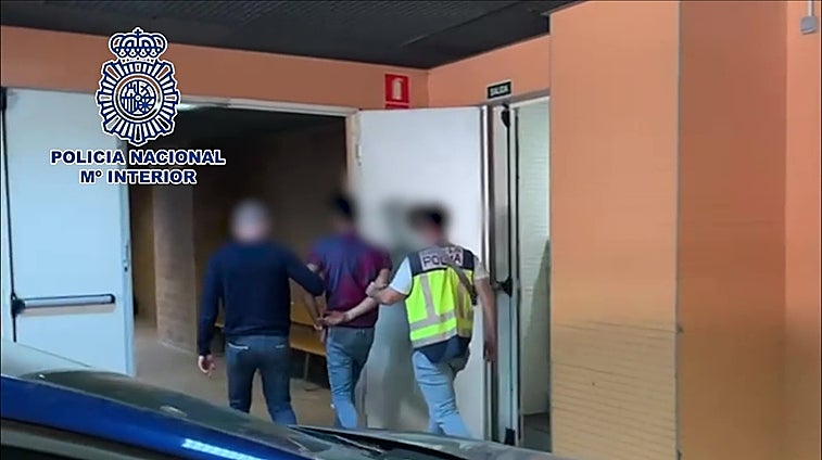 Detienen en Alicante a dos hombres y una mujer por simular el secuestro de ella para exigir 3.000 euros a su madre