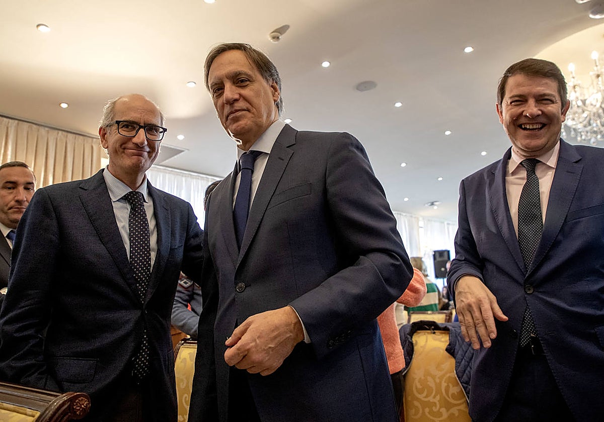 El afiliado Carlos García Carbayo (centro) con el presidente de la Diputación salmantina, Javier Iglesias (i) y el de la Junta de Castilla y León, Alfonso Fernández Mañueco (d)