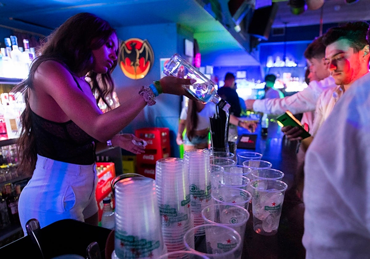 Jóvenes en una discoteca de Barcelona