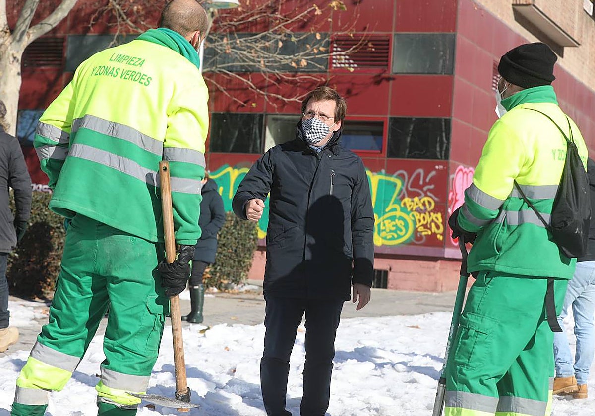 Almeida conversa con dos operarios de limpieza tras el paso de FIlomena