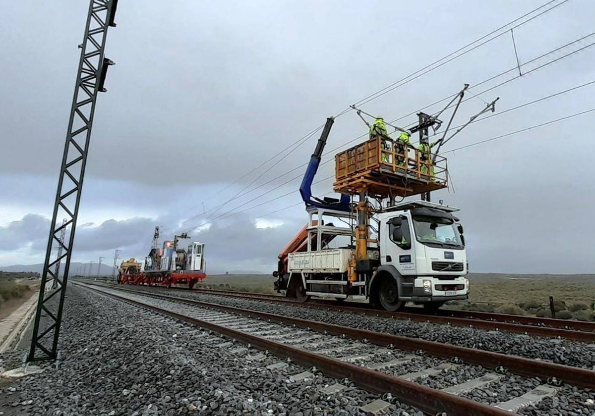 Trabajos de electrificación en la línea de alta velocidad entre Cáceres y Plasencia que este semestre entrará en servicio