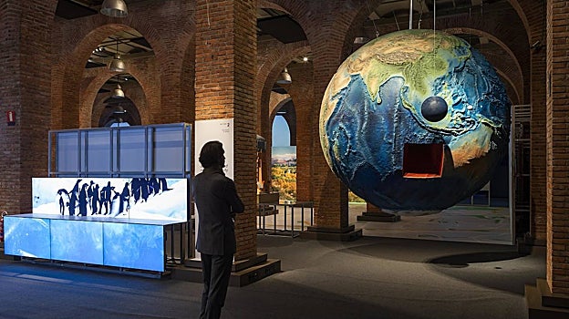 Un globo para mostrar la extensión del agua sobre la Tierra