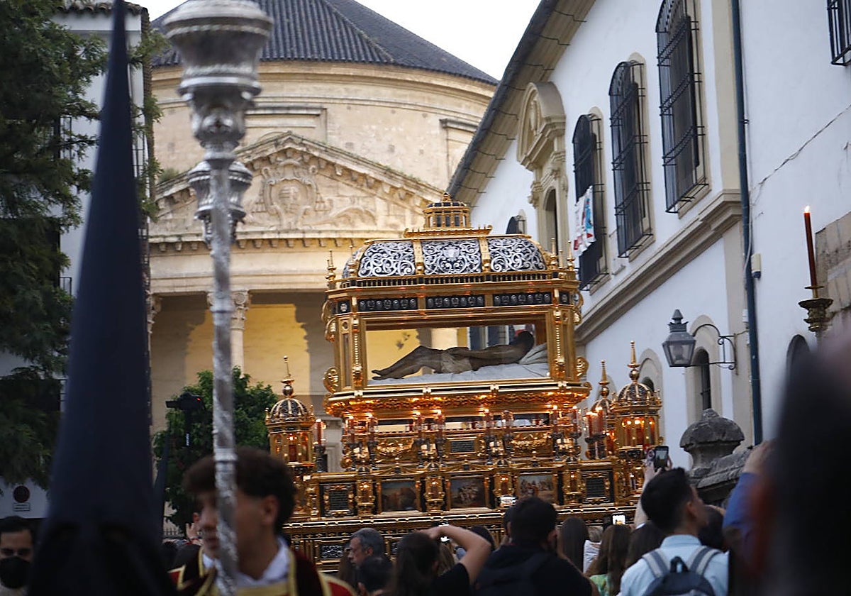 El Santo Sepulcro, durante su estación de penitencia el Viernes Santo de 2022