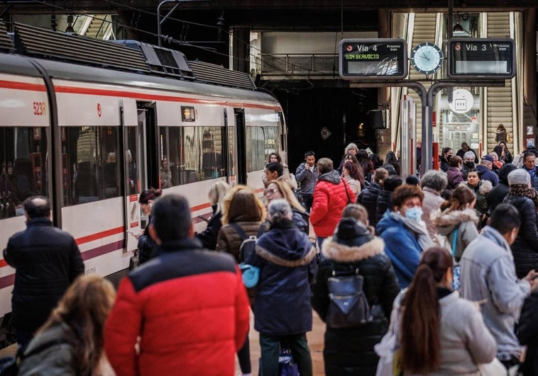 Ayuso fuerza una entrevista con Transportes sobre Cercanías