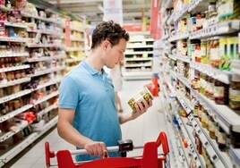 Esto es lo que hacen los supermercados para que no leas las etiquetas de los alimentos