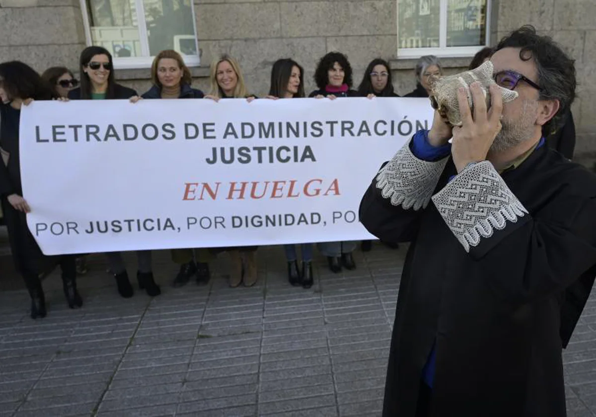 Los Letrados de la Administración de Justicia ante la delegación del Gobierno en A Coruña