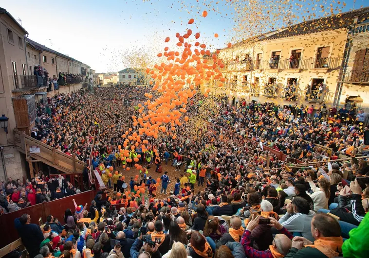 Miles de personas celebran el comienzo del Carnaval del Toro en Ciudad Rodrigo