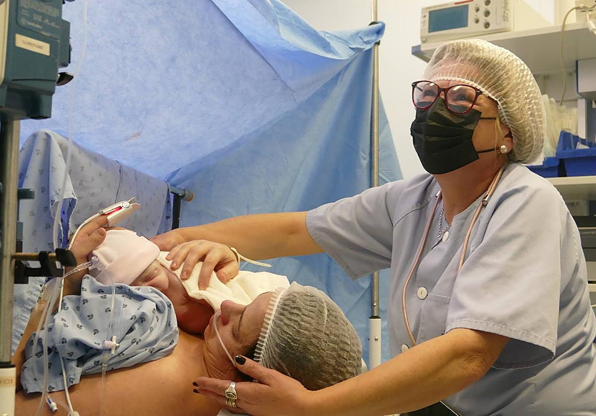María Luisa, primera madre cuya hija ha nacido bajoe ste nuevo protocolo del Hospital San Juan de Dios