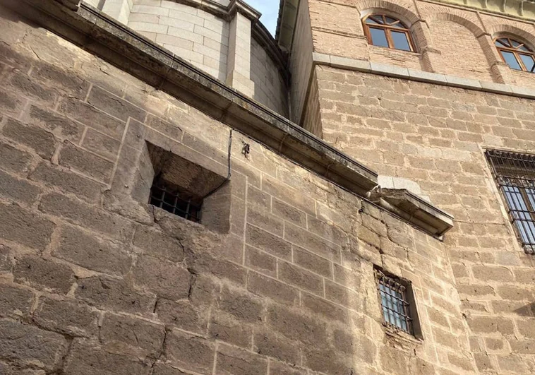Bomberos  y la Policía Local intervienen en la cornisa de la Catedral para garantizar la seguridad