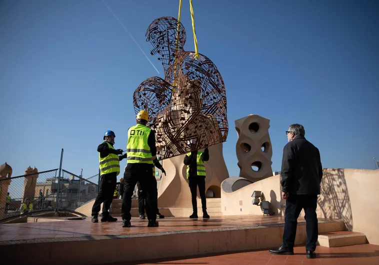 Una escultura de 200 kilos de Jaume Plensa surca los cielos de Barcelona y aterriza en La Pedrera