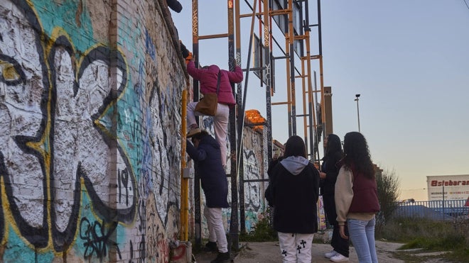 Los jóvenes se elevan a través de la estructura de la valla, en la parte más pegada al puente de la M-11