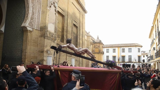 El Cristo de la Piedad, sobre una parihuela, sale de la Catedral hacia su barrio de las Palmeras