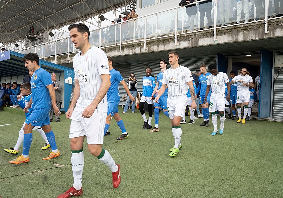 Los jugadores del Córdoba salen al campo en el estadio Fernando Torres de Fuenlabrada