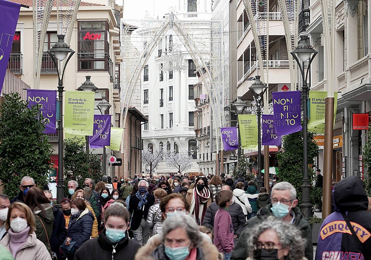 Multitud en la calle Santiago de la capital vallisoletana
