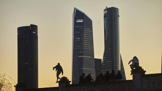 Los menores caminan por arriba del muro, con el consecuente peligro de caídas