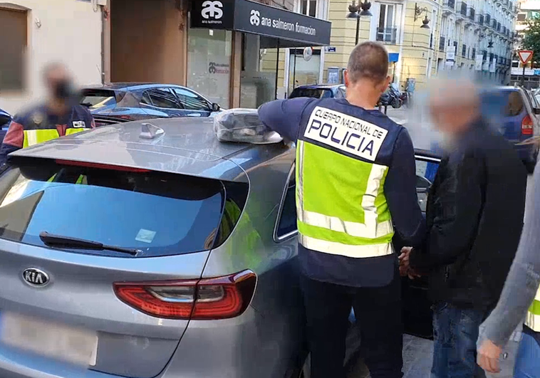 Juzgan a un expolicía en Valencia por estrangular a su mujer e incendiar la casa para simular un accidente