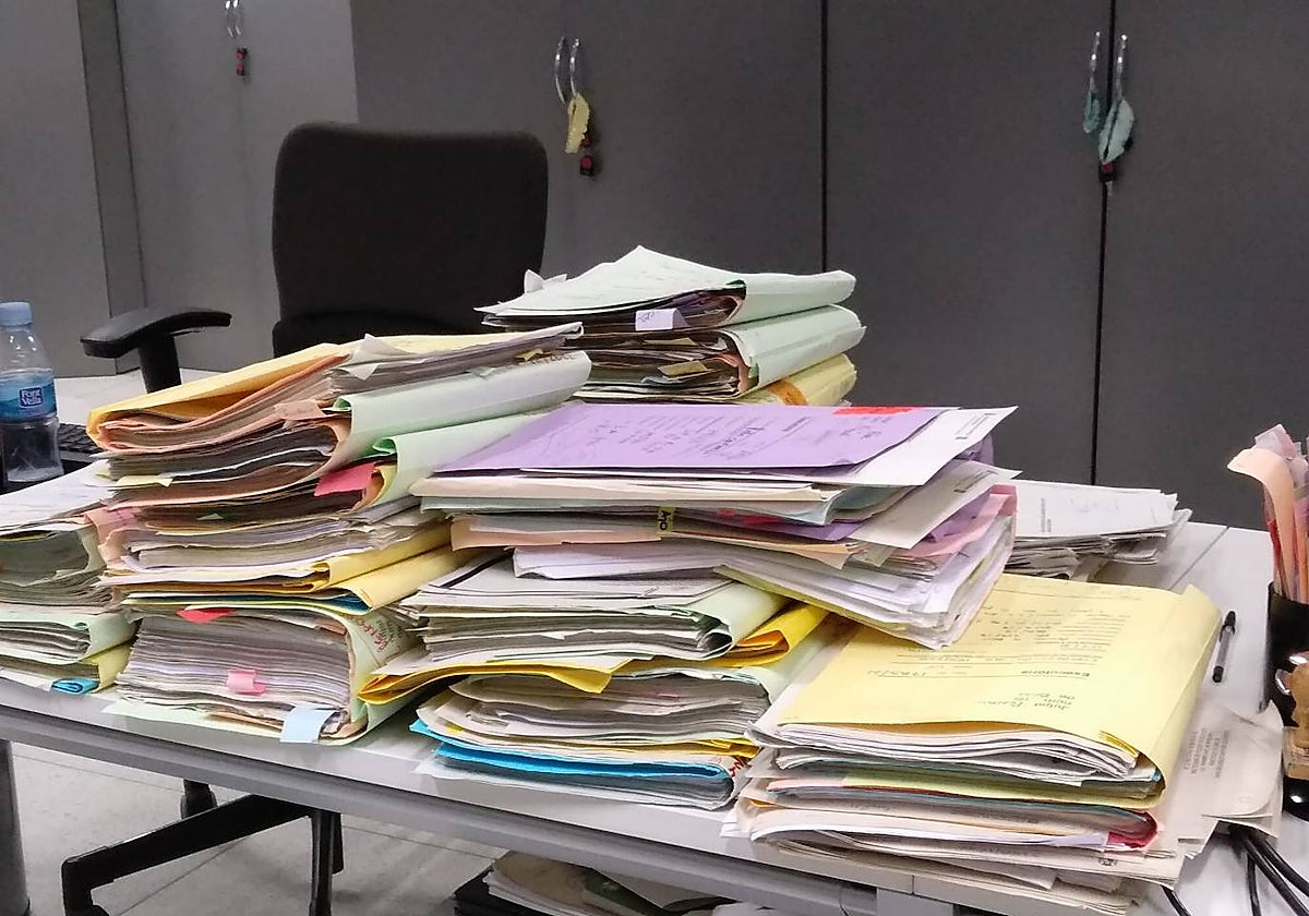 Papeles que se acumulan en la mesa de un juzgado